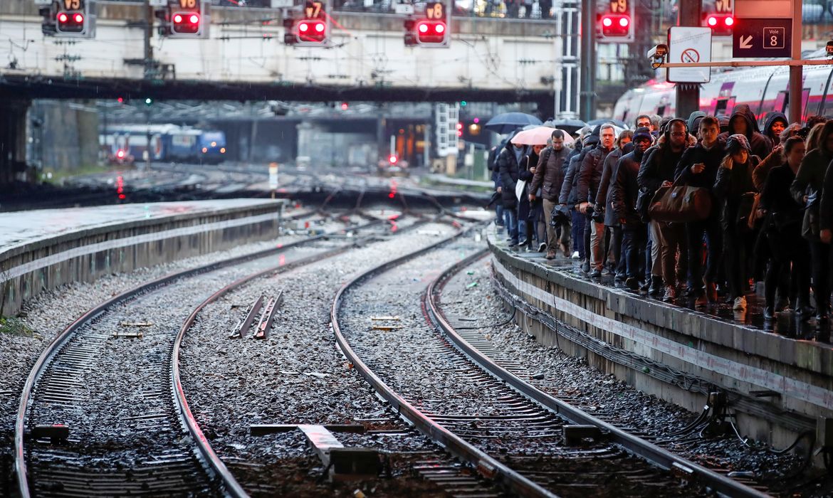 Passageiros andam em uma plataforma na estação de trem Gare Saint-Lazare, em Paris
 REUTERS/Christian Hartmann