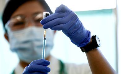 Vacina da Pfizer-BioNTech contra Covid-19 é preparada para aplicação em Tóquio - Olimpíada- vacina - China