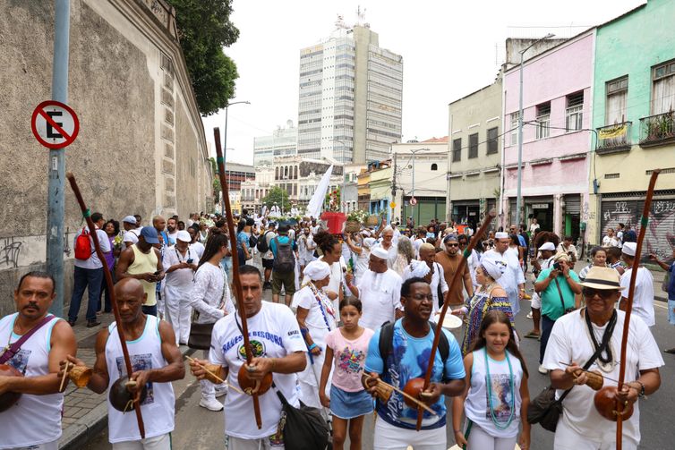 Rio de Janeiro (RJ), 02/02/2026 – O grupo Afoxé Filhos de Gandhi desfila no dia de Iemanjá pelas ruas da zona portuária do Rio de Janeiro. Foto: Tomaz Silva/Agência Brasil