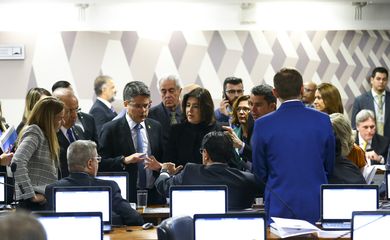 A Comissão de Constituição e Justiça do Senado analisa projetos de decretos legislativos que sustam o decreto presidencial que dispõe sobre uso, porte e comercialização de armas de fogo no país. 