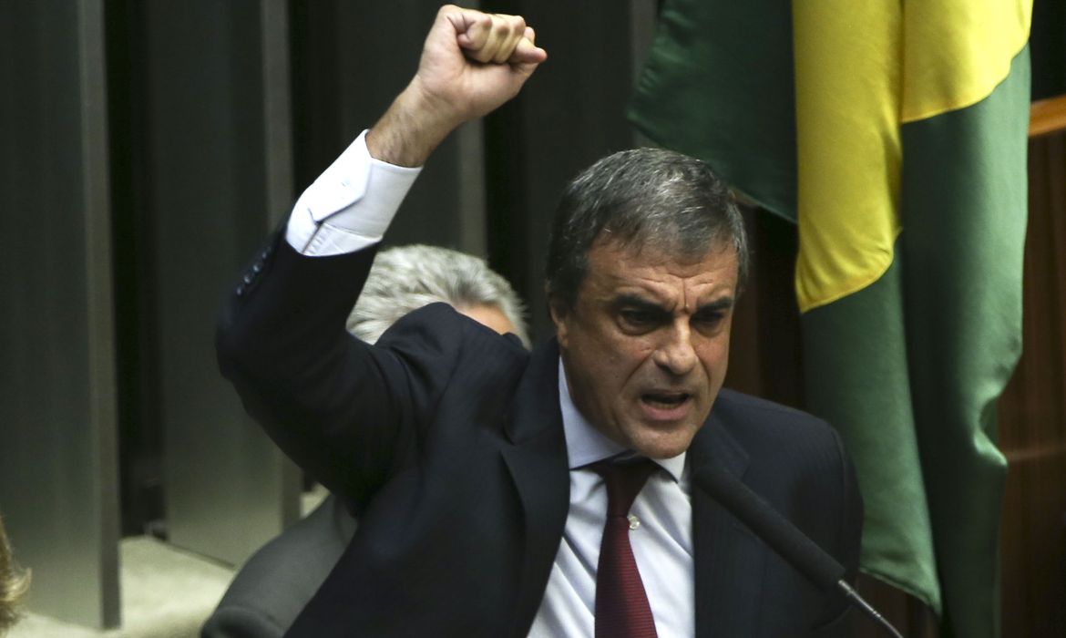 Brasília - O advogado-geral da União, José Eduardo Cardozo, fala a favor da presidenta Dilma durante discussão do processo de impeachment, no plenário da Câmara dos Deputados (Marcelo Camargo/Agência Brasil)