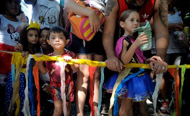 Rio de Janeiro - O bloco infantil Largo do Machadinho, mas não Largo do Suquinho se apresenta no Largo do Machado, zona sul da cidade (Tânia Rêgo/Agência Brasil)