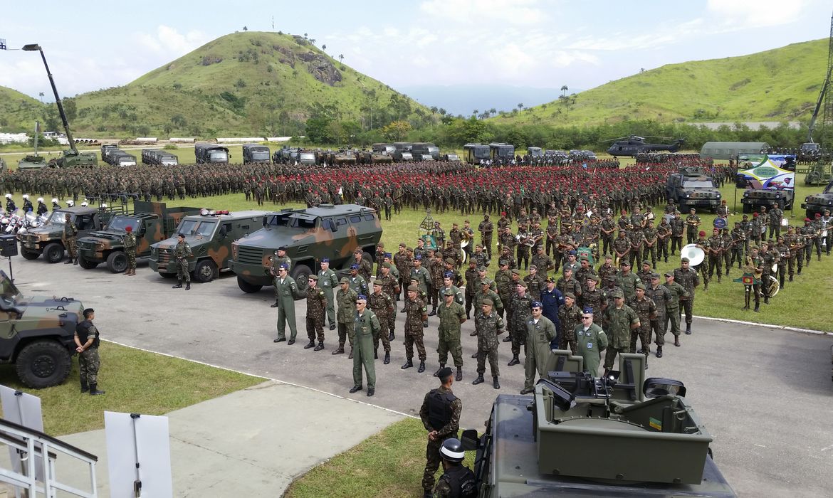 O Comando Conjunto realiza cerimônia de encerramento das atividades, no Campo de Parada General Zenóbio da Costa, na Vila Militar, O evento contará com mais de 3 mil militares da Marinha, Exército e Força Aérea.