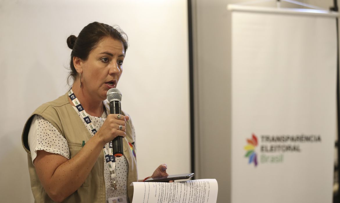 Coordenadora Geral da Transparência Eleitoral Brasil, Ana Claudia Santano, fala durante coletiva sobre primeiras horas de acompanhamento das Eleições
