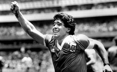 O astro argentino Diego Maradona levanta o braço ao ar após marcar o gol da vitória contra a Inglaterra nas quartas de final da Copa do Mundo no México, em 22 de junho de 1986. 
REUTERS/POOL/Ted Blackbrow