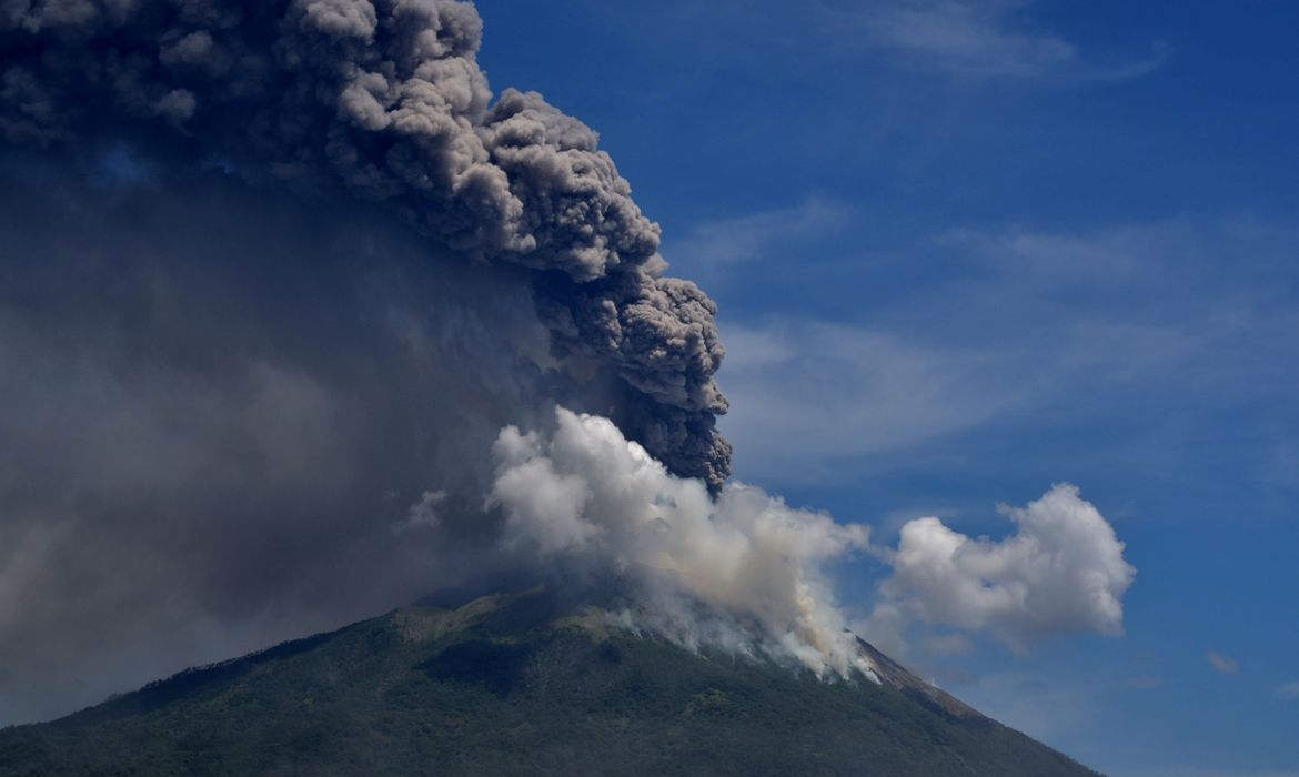 Erupção de vulcão na Indonésia