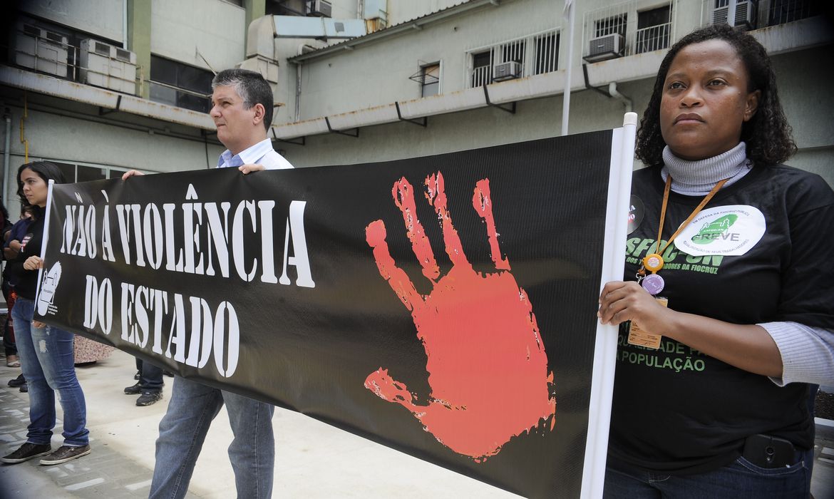 Parentes de vítimas e moradores de Manguinhos fazem, em frente à Escola Nacional de Saúde Pública da Fiocruz, zona norte da cidade, manifestação contra a violência provocada pelo estado (Tânia Rêgo/Agência Brasil)