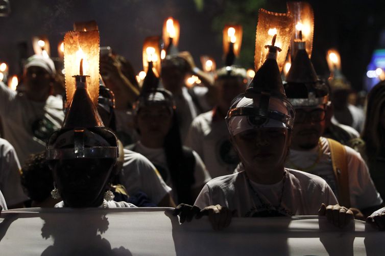 Belém (PA), 13/11/2025 - Lideranças extrativistas e apoiadores usando porangas na cabeça, participam da marcha 