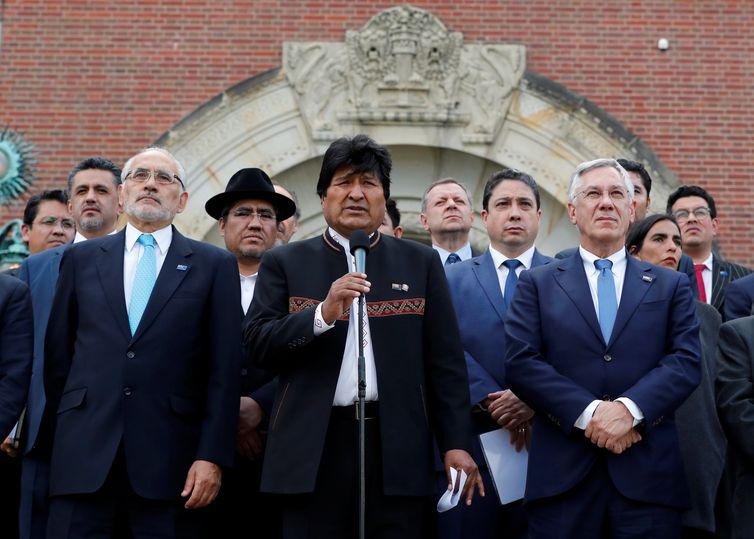 A Corte Internacional de Justiça de Haia decidiu que o Chile não tem obrigação legal de negociar o acesso soberano ao Oceano Pacífico para a Bolívia. O presidente da Bolívia, Evo Morales, acompanhou o julgamento na Holanda.