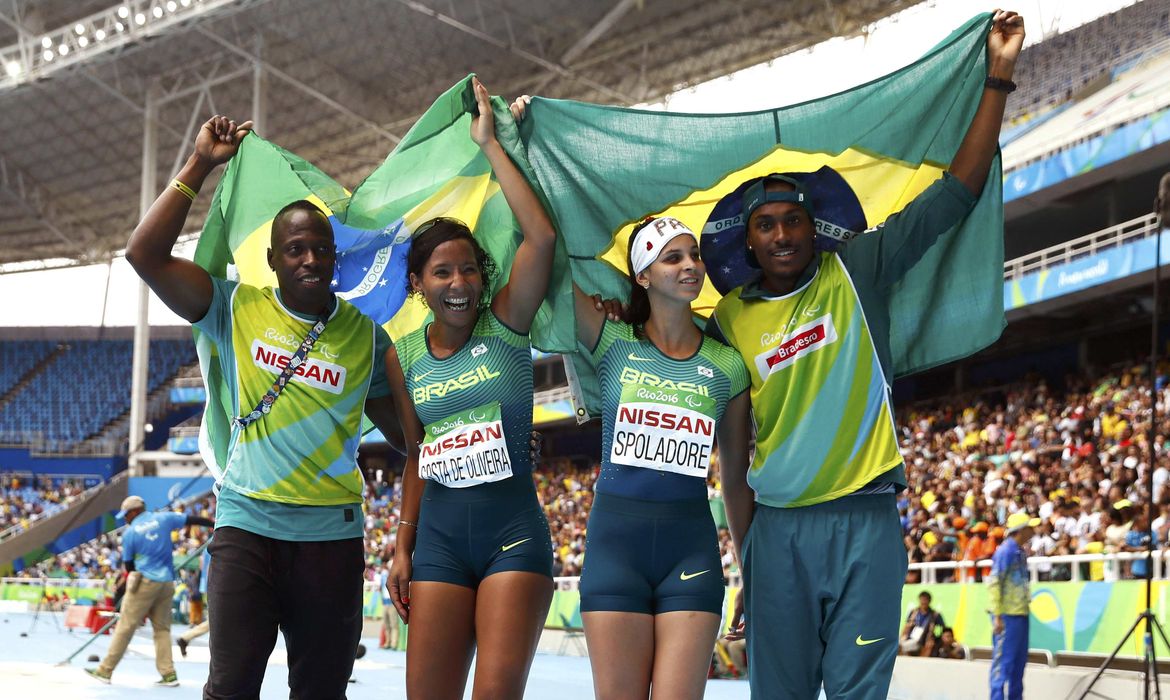 A brasileira Silvania de Oliveira conseguiu a ouro no salto em distância, e Lorena Spoladore ficou com o bronze 