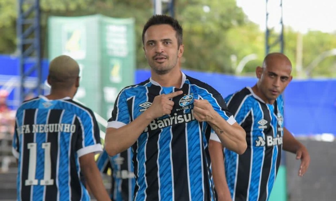 Falcão estreiou com 3 gols na vitória do Grêmio, em jogo transmitido pela TV Brasil.
