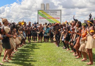 Brasília (DF) 23/04/2024 – Indígena de várias etnias que participam do Acampamento Terra Livre 2024, marcham na Esplanada dos Ministérios com o eslogam #EmergênciaIndígena: Nossos Direitos não se negociam.  Foto: Jose Cruz/ Agência Brasil
