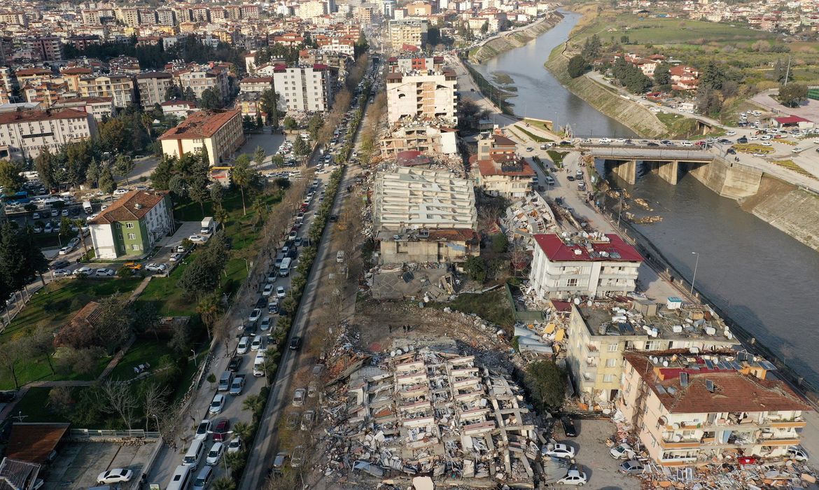 Vista aérea mostra devastação deixada por terremoto em Hatay, na Turquia