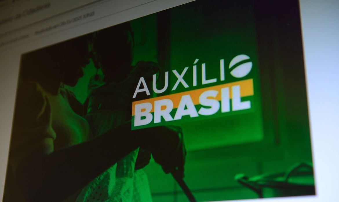 Lei que cria o Auxílio Brasil é publicada no Diário Oficial da União | Agência  Brasil