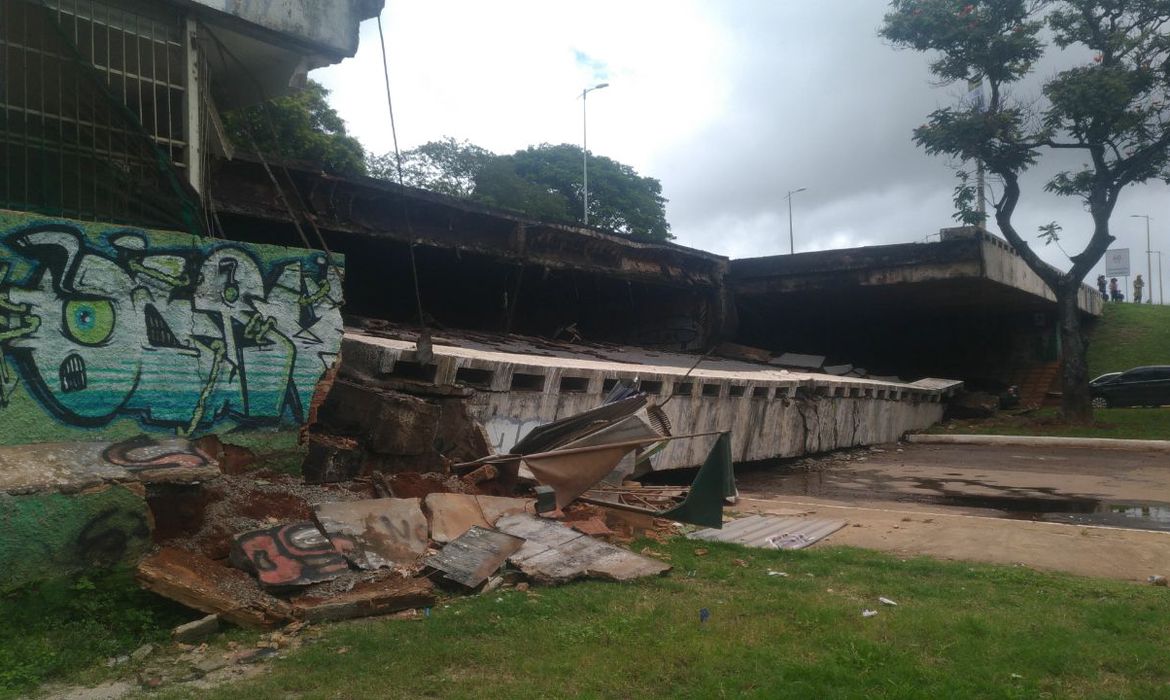 Brasília - Parte de viaduto desabou por volta do meio-dia no Eixão Sul, na área central da capital federal (Marcelo Camargo/Agência Brasil)