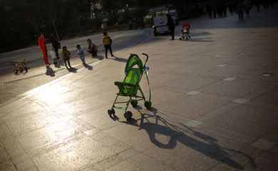 Carrinho de bebê em parque no centro de Xangai