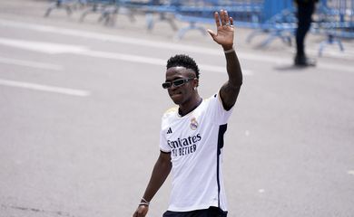 Vinicius Jr acena para torcedores durante comemorações do título espanhol do Real Madrid na temporada 2023/2024
12/05/2024 Reuters/Ana Beltran/Proibida reprodução