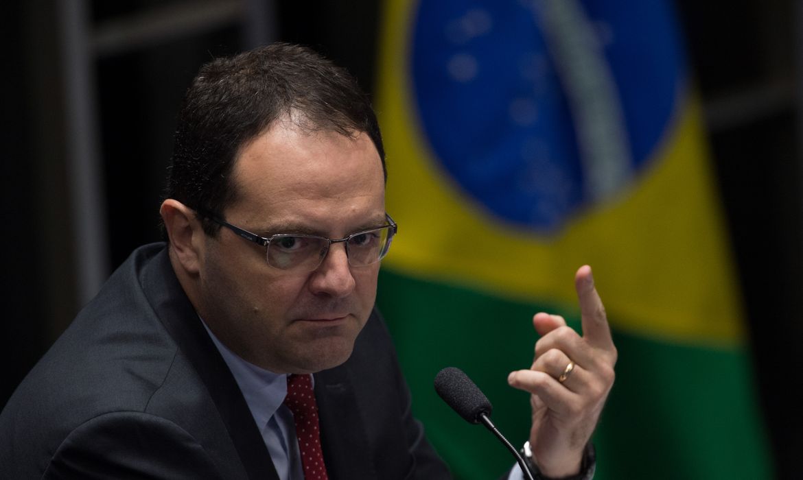 Brasília - O ex-ministro Nelson Barbosa presta depoimento durante o terceiro dia da sessão de julgamento do impeachment da presidenta afastada Dilma Rousseff, no Senado (Marcelo Camargo/Agência Brasil)
