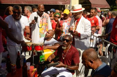 Rio de Janeiro (RJ), 23/04/2024 – Roda de samba em comemoração ao Dia de São Jorge no centro do Rio de Janeiro. Foto: Tomaz Silva/Agência Brasil