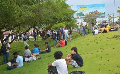 Brasília - No shopping Iguatemi, cerca de 30 pessoas compareceram ao rolezinho marcado para este sábado (25). A manifestação durou aproximadamente duas horas (Wilson Dias/Agência Brasil)