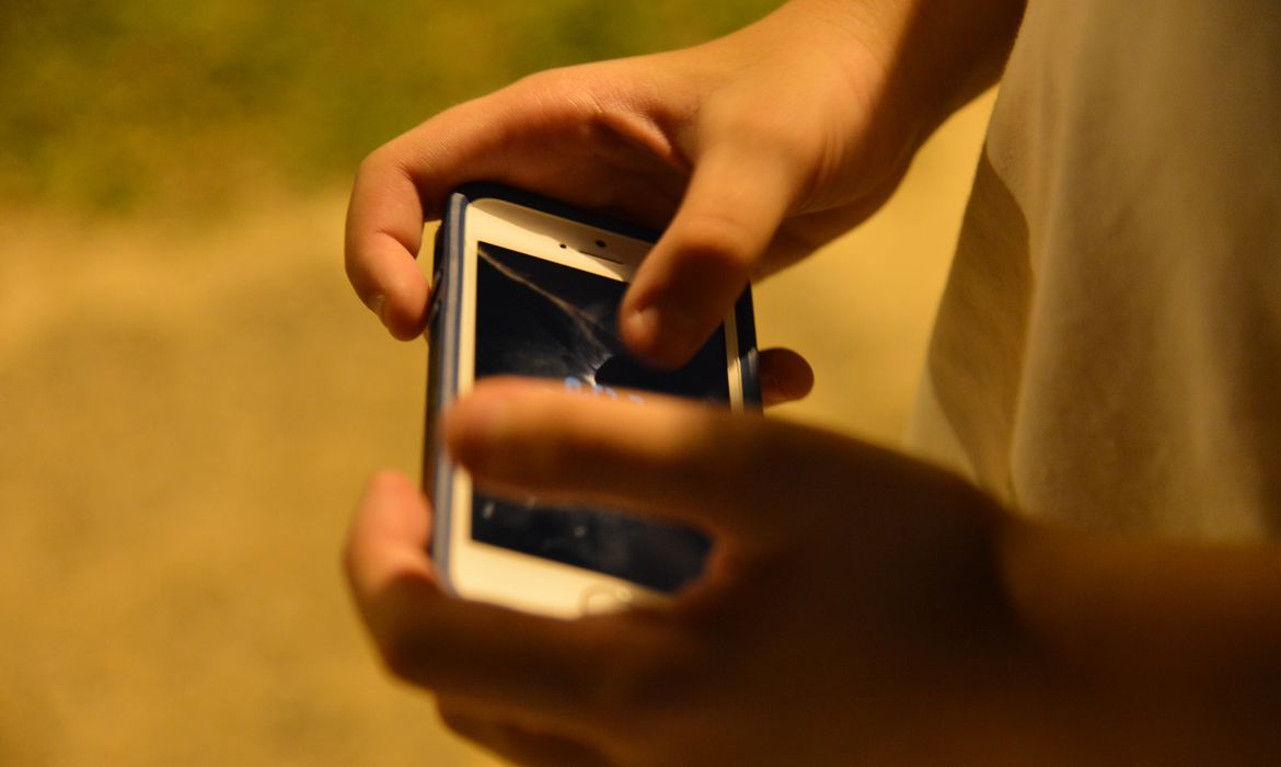 Com o aumento do uso da internet por adolescentes o compartilhamento de fotos íntimas se tornou um perigo para muitos jovens que não medem os riscos dessa exposição