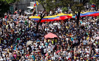 Partidários do autodeclarado presidente interino da Venezuela, Juan Guaidó, participam de uma manifestação contra o governo do presidente venezuelano Nicolás Maduro em Caracas, Venezuela.