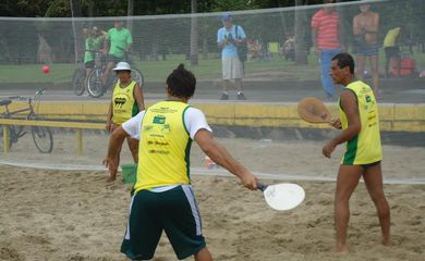 Pessoas jogam frescobol nas praias do Rio de Janeiro (Associação Brasileira de Frescobol/Divulgação)
