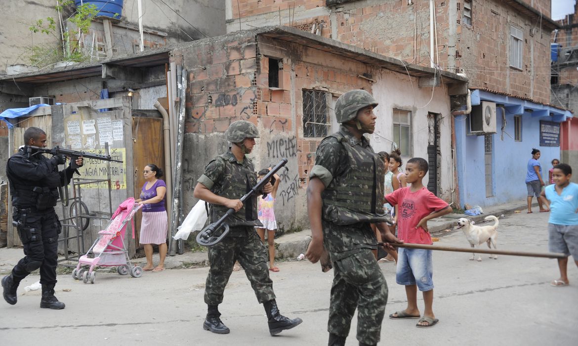 Rio de Janeiro - Equipes do Exército estiveram na manhã de hoje (26) na favela Nova Holanda, no Complexo da Maré, a procura de armas e munições que teriam sido enterradas por traficantes (Tomaz Silva/Agência Brasil)