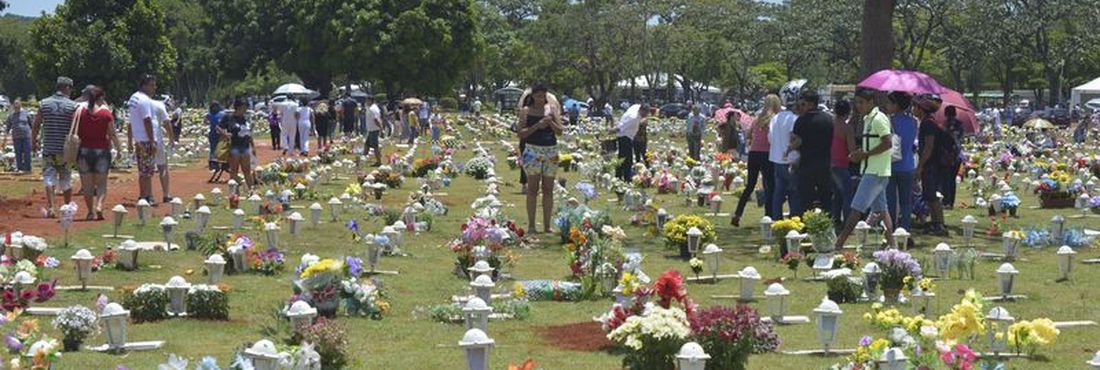 Dia de Finados no cemitério Campo da Esperança, em Brasília