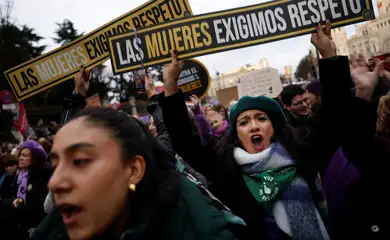 People take part in a demonstration to mark International Women's Day in Madrid, Spain, March 8, 2025. REUTERS/Susana Vera/Proibida reprodução