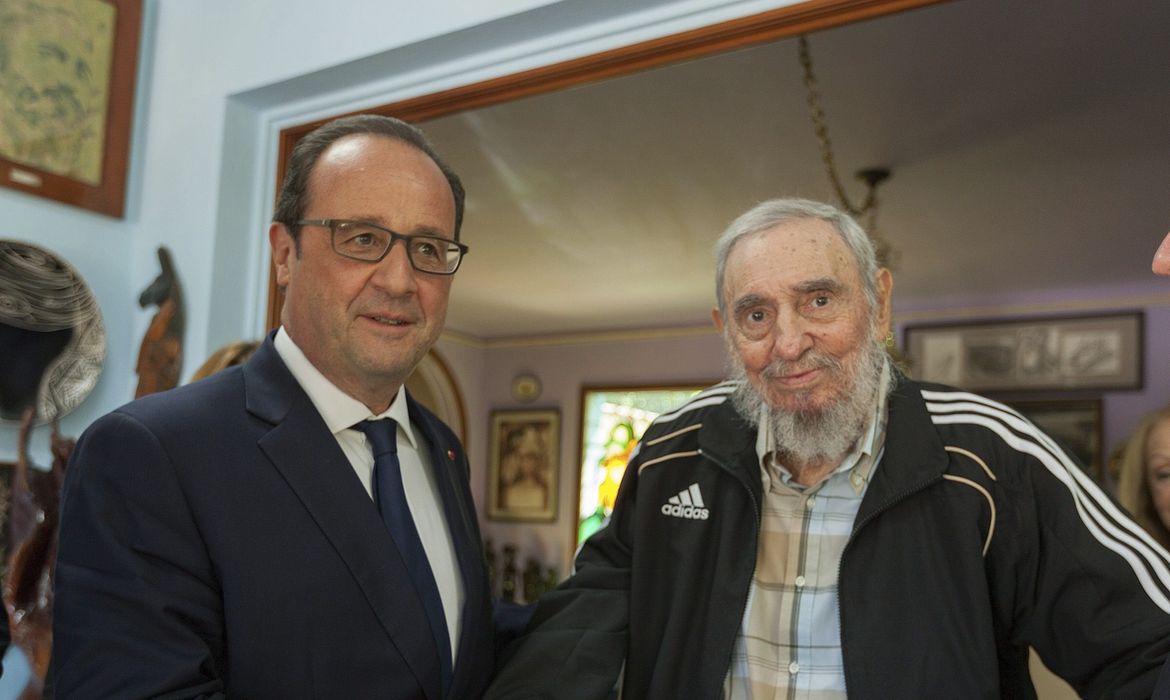 Foto de divulgação mostra o presidente francês, Francois Hollande, em encontro com o ex-presidente cubano Fidel Castro, em Havana, no dia 11 de maio
