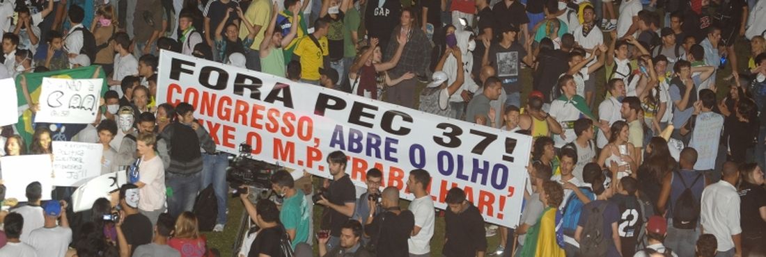 Manifestantes protestam contra os gastos públicos na Copa das Confederações, mais verbas em educação e saúde e contra a PEC 37