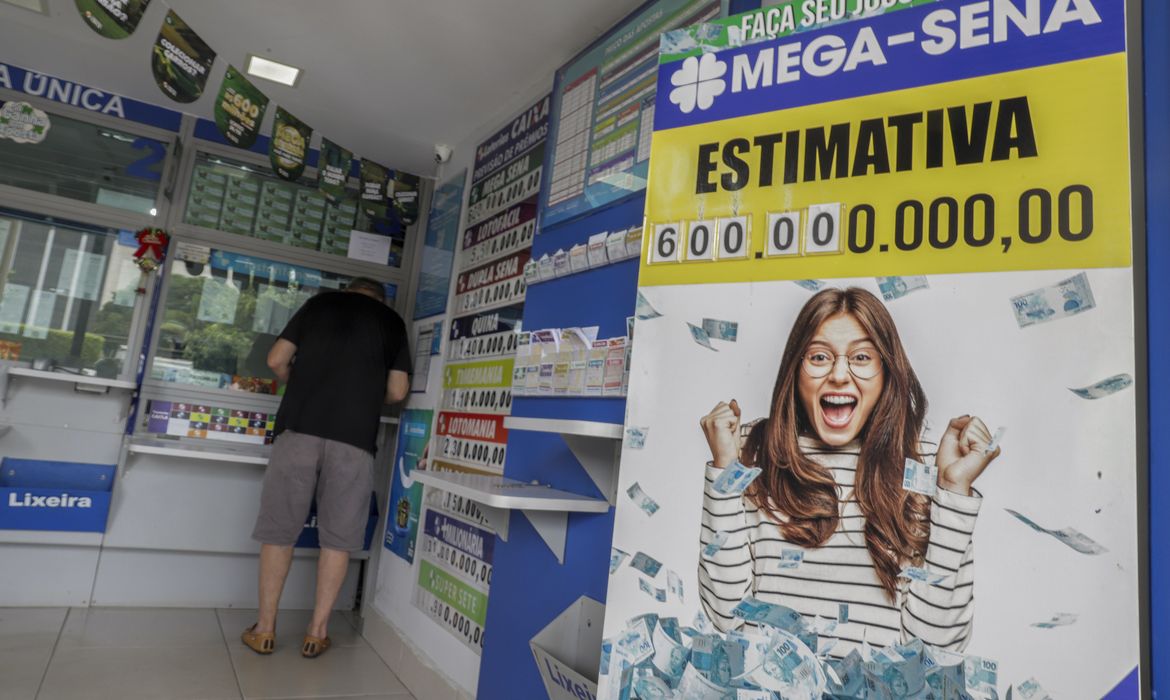 Brasília (DF) 28/12/2024 – Jogo da mega sena da virada com estimativa de 600 milhões de reais.
Foto: Joédson Alves/Agência Brasil