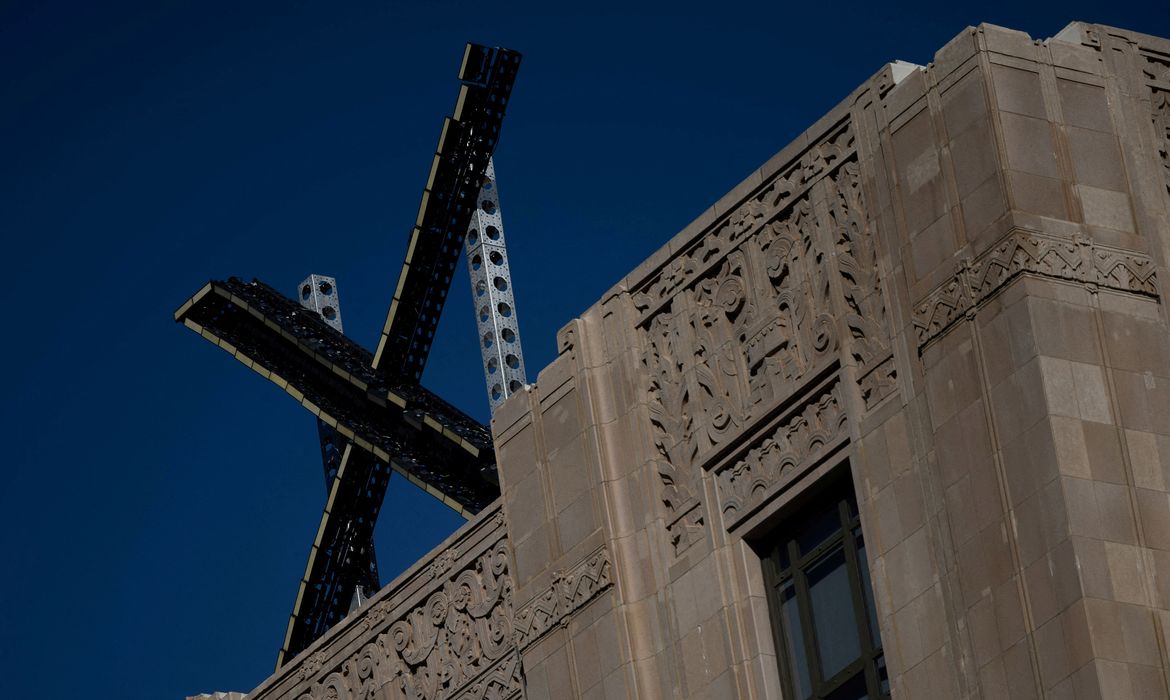 FILE PHOTO: 'X' logo is seen on the top of the headquarters of the messaging platform X, formerly known as Twitter, in downtown San Francisco, California, U.S., July 30, 2023.  REUTERS/Carlos Barria/File Photo