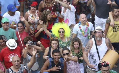 Brasília - Tradicional e irreverente, o bloco de carnaval O Pacotão desfila pelas ruas da capital  (Valter Campanato/Agência Brasil)