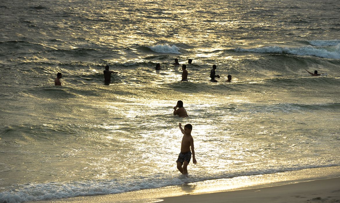 Banhistas aproveitam o dia de calor e temperatura recorde na Praia de Ipanema (Tomaz Silva/Agência Brasil)