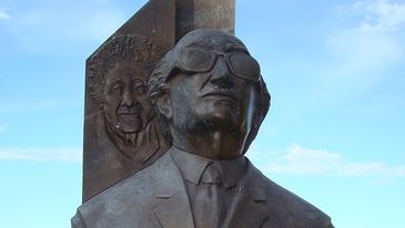 Busto do compositor Joaquín Rodrigo com uma imagem da esposa ao fundo