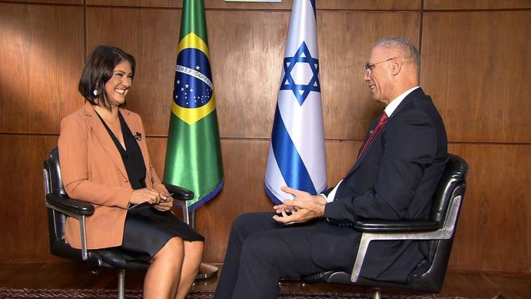 Roseann Kennedy entrevista o embaixador de Israel, Yossi Shelley