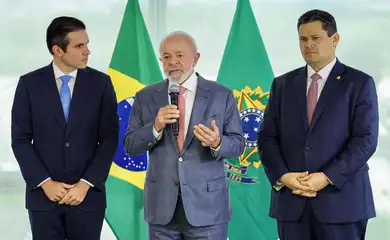 Brasília, 02/02/2025 - O presidente Luiz Inácio Lula da Silva (c) reunido com os presidentes do Senado, Davi Alcolumbre (d), e da Câmara dos Deputados, Hugo Motta (e) 
Foto: Fabio Rodrigues-Pozzebom/Agência Brasil