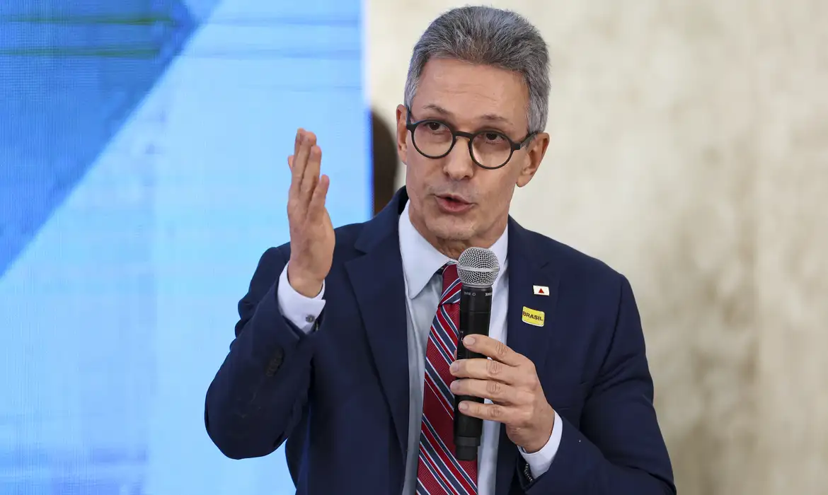 Marcelo Camargo/Agência Brasil Brasília (DF), 25/10/2024 - O governador de Minas Gerais, Romeu Zema, durante cerimônia de assinatura do novo acordo de repactuação da reparação dos danos da tragédia de Mariana (MG). Foto: Marcelo Camargo/Agência Brasil