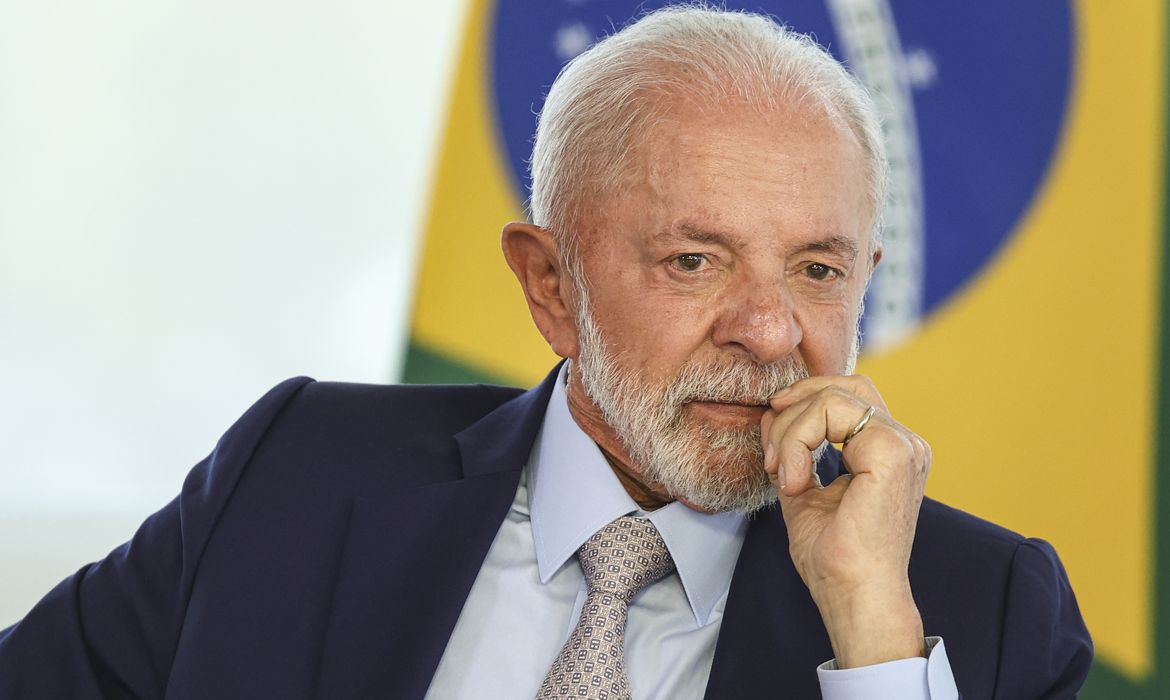 Brasília (DF), 24/04/2025 - O presidente Luiz Inácio Lula da Silva durante cerimônia de sanção de projetos de lei: O primeiro projeto (PL 370/2024) é sobre violência com uso da inteligência artificial; outro institui a monitoração eletrônica de agressores (PL 5.427/2023) e, o terceiro, proíbe discriminação em bolsas acadêmicas (PL 475/2024). Foto: Marcelo Camargo/Agência Brasil