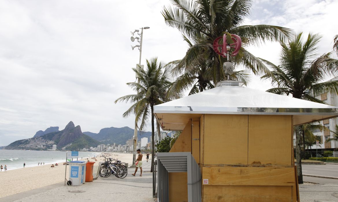 Quiosques das praias do Rio estão  fechados em cumprimento ao decreto municipal.As novas restrições impostas pela prefeitura do Rio, para tentar combater o avanço da Covid-19