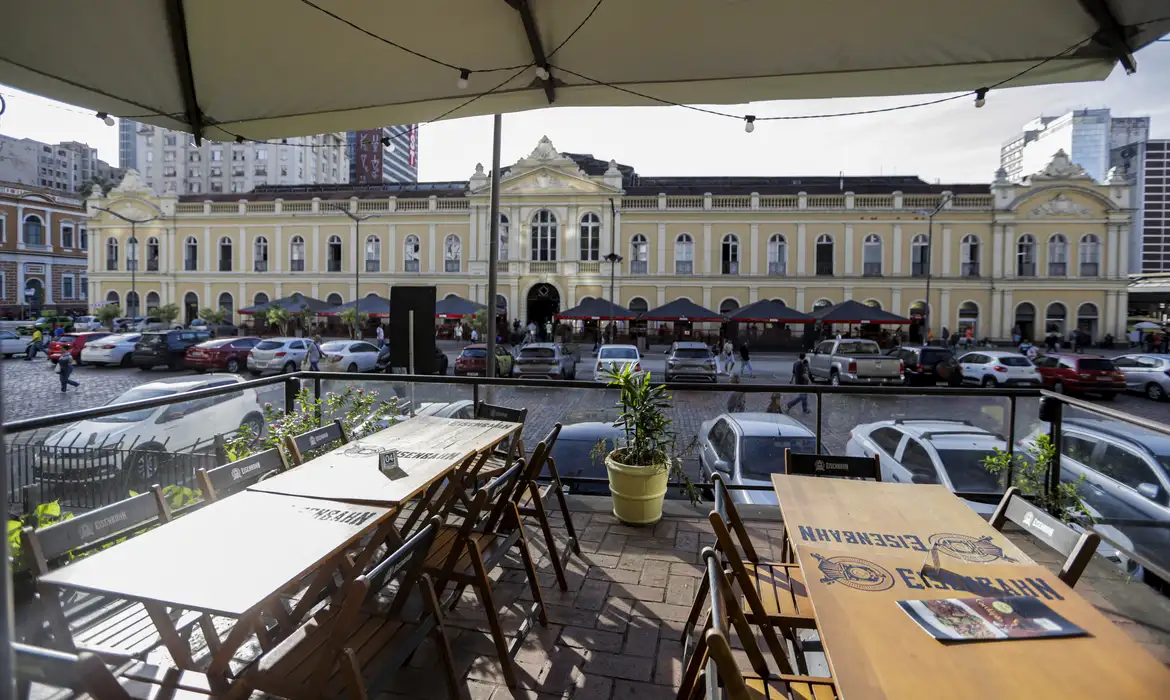 Porto Alegre (RS), 22/04/2025 – Vista geral do Mercado Municipal de Porto Alegre. A um ano o estado foi atingido por temporais que afetou mais de 400 municípios gaúchos, tiveram bairros inteiros alagados. A ,maior tragédia climática da história, deixou pelo menos 147 mortos e afetou mais de 2,1 milhões de pessoas.
Foto: Joédson Alves/Agência Brasil