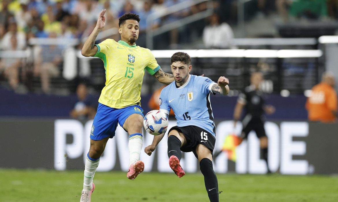 Las Vegas, 06.07.2024 - João Gomes e Federico Valverde disputam a bola durante partida de futebol entre Brasil e Uruguai válido pela Copa América 2024. Foto: Rafael Ribeiro/CBF