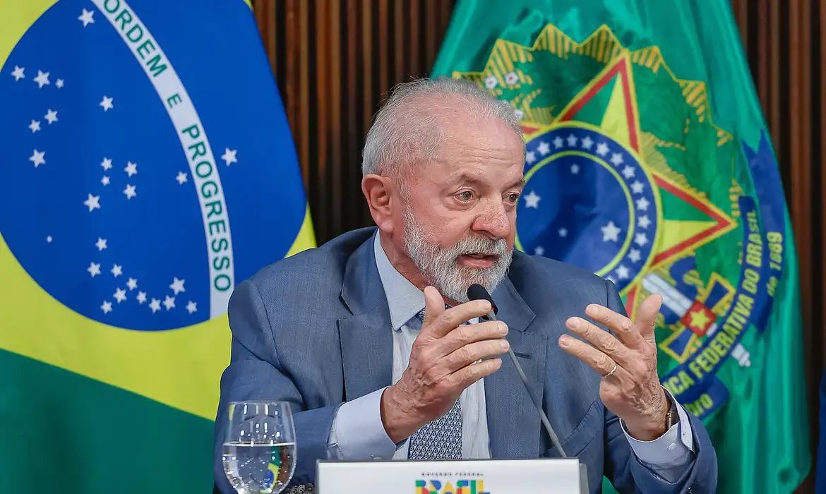 Brasília (DF), 21/05/2025 - Presidente da República, Luiz Inácio Lula da Silva, durante reunião com o Ministro de Minas e Energia, Alexandre Silveira, e Ministra da Secretaria de Relações Institucionais, Gleisi Hoffmann, no Palácio do Planalto. Foto: Ricardo Stuckert/PR