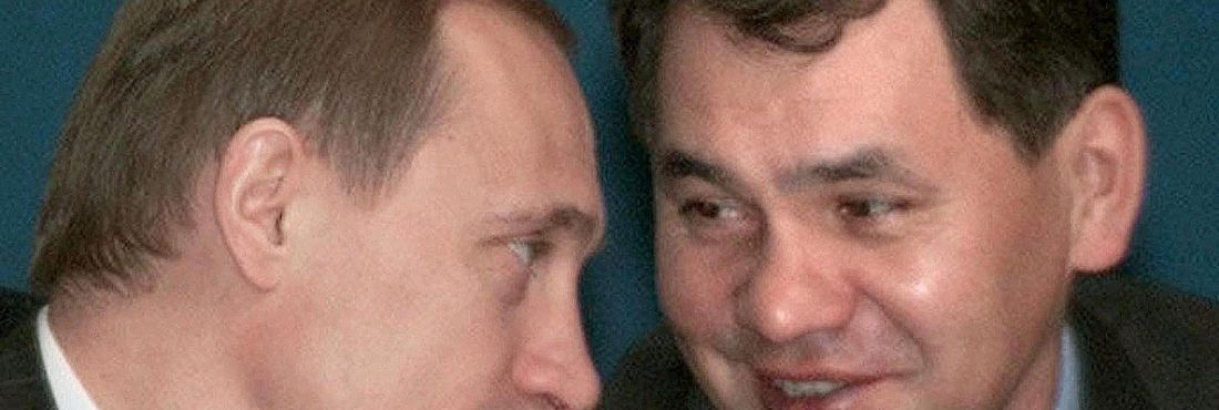 O presidente russo, Vladimir Putin; e o novo ministro da Defesa, Sergei Choigou