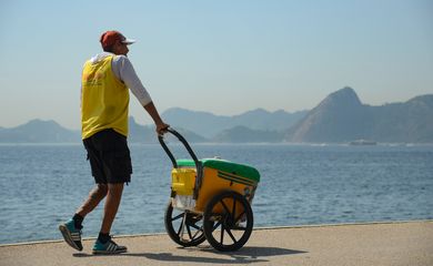 Rio de Janeiro (RJ), 24/08/2023 – Cariocas e turistas vão à praia do Flamengo, na zona sul da capital  fluminense em dia de forte calor na cidade. Foto: Tomaz Silva/Agência Brasil