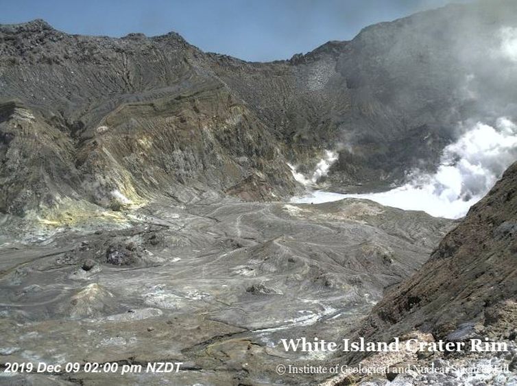 Vista aérea da borda da cratera de Whakaari, também conhecida como Ilha Branca, pouco antes de o vulcão entrar em erupção na Nova Zelândia  Reuters/Direitos Reservados