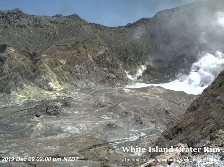 SOCIAL MEDIA Vista aérea da borda da cratera de Whakaari, também conhecida como Ilha Branca, pouco antes de o vulcão entrar em erupção na Nova Zelândia Reuters/Direitos Reservados