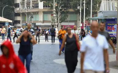 Rio de Janeiro (RJ), 15/10/2026  Pessoas caminham em rua comercial no centro do Rio de Janeiro Foto: Tomaz Silva/Agência Brasil